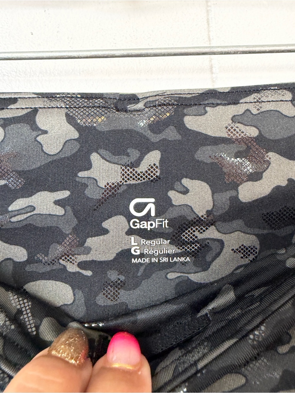 GapFit Women's Size Large Camo Foil 7/8 Leggings High Rise Athleisure Gym Yoga - Picture 6 of 7